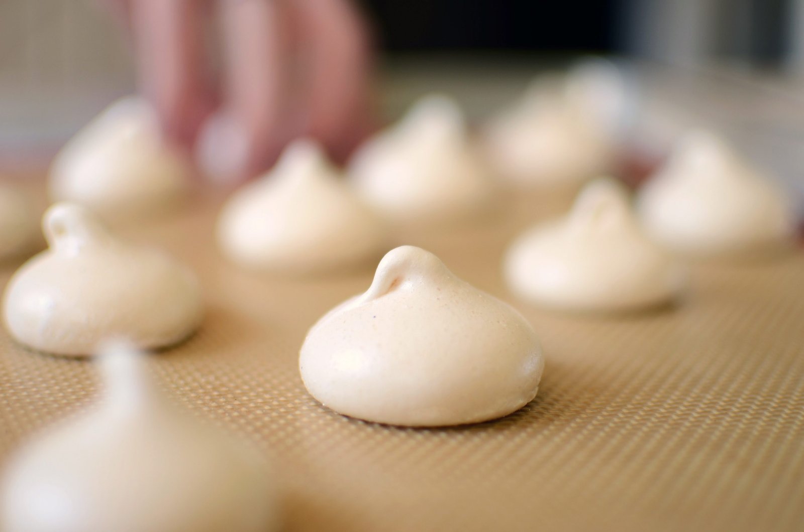 Vanilla Bean Meringue Kisses - ButterYum