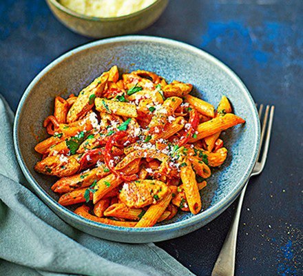 Fajita-style pasta in a blue bowl