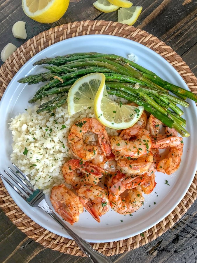 Lemon Garlic Butter Shrimp with Asparagus - this is an easy, light and healthy dinner option that can be on your table in 15 minutes. Buttery shrimp and asparagus flavored with lemon juice and garlic. #shrimp #healthy #onepan #lemonbuttershrimp | https://withpeanutbutterontop.com